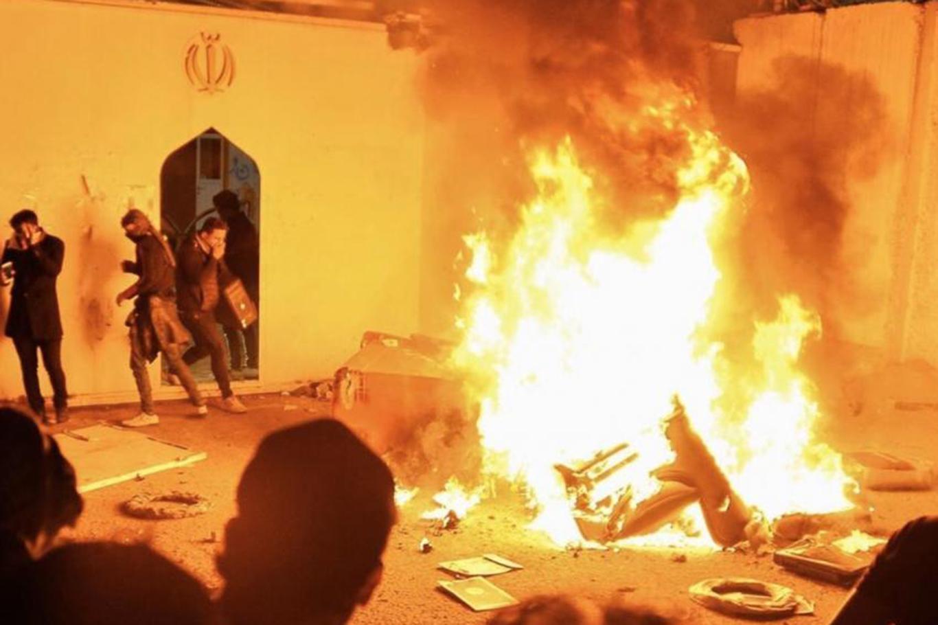 Iraqi protesters set fire to Iranian consulate in Najaf